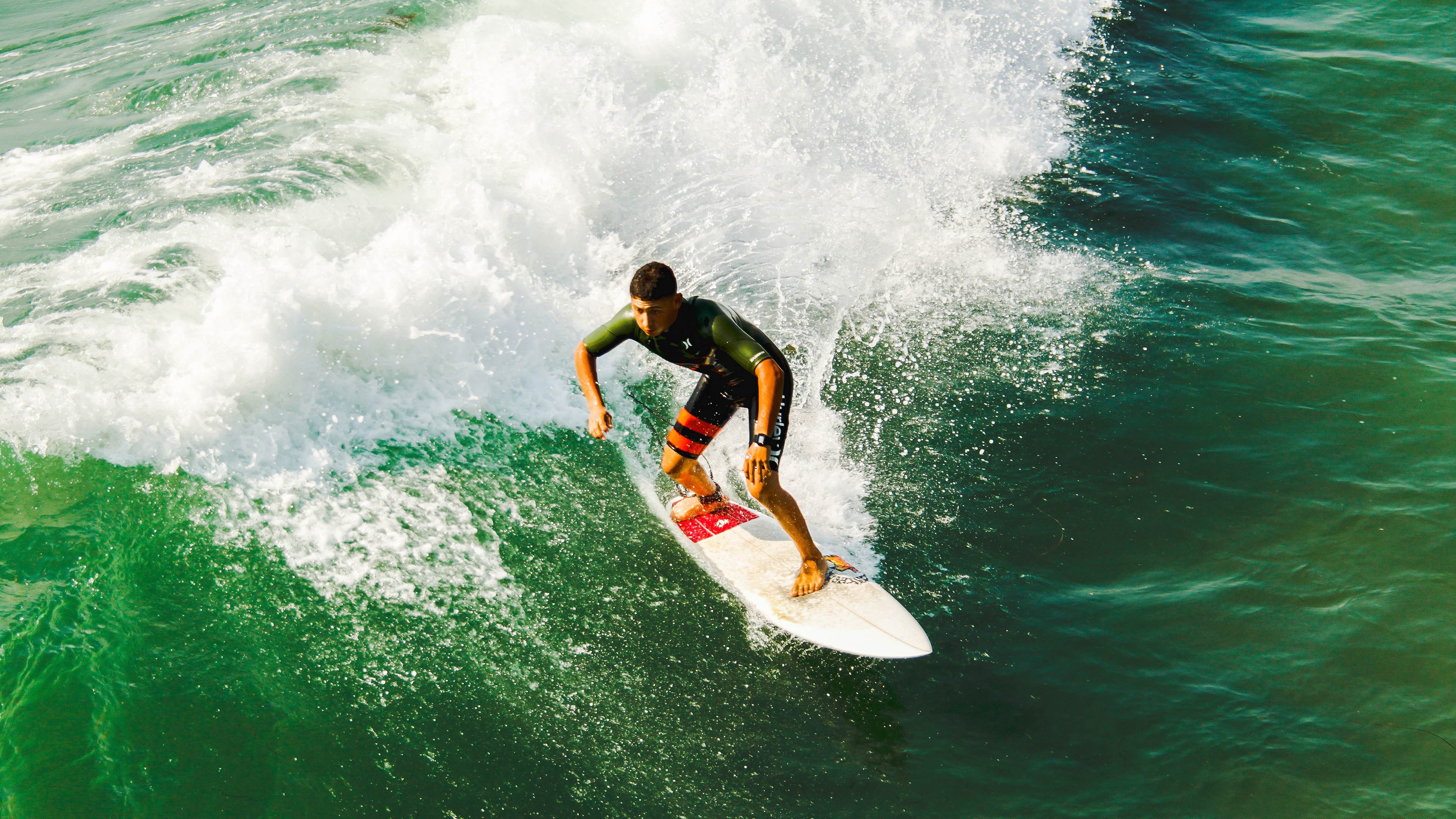 “德甲豪门鏖战到底，冠军悬念今日揭晓”，德甲巨星